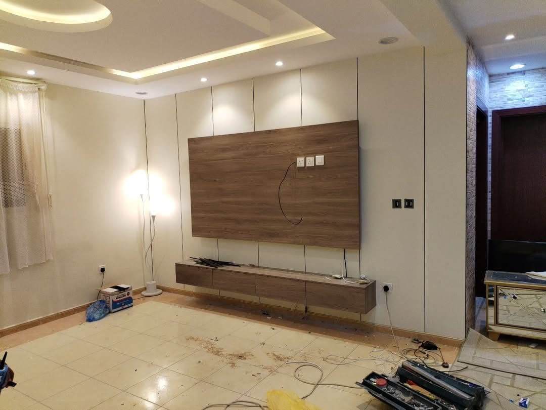 دهانات داخلية لغرفة معيشة مودرن باللون البيج الفاتح - الرياض