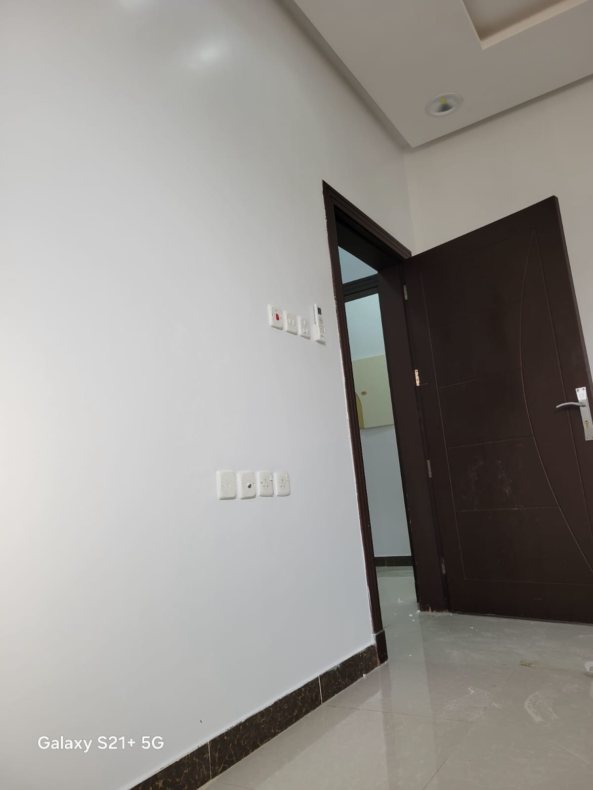 رش باب خشبي ناري قبل المعالجة - الرياض