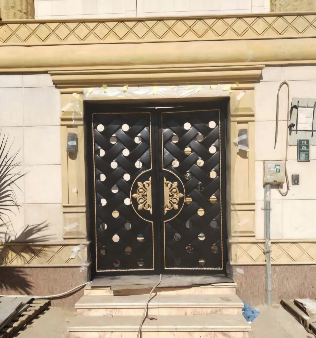 باب حديدي معزول ناريًا في الرياض